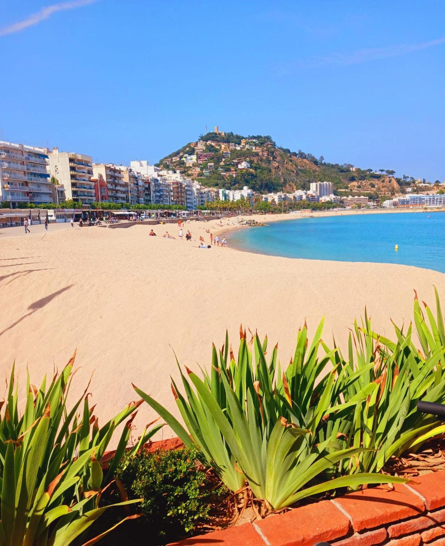 2 Bedroom Large Modern Apartment In Blanes Old Town 50M From The Beach! Buitenkant foto